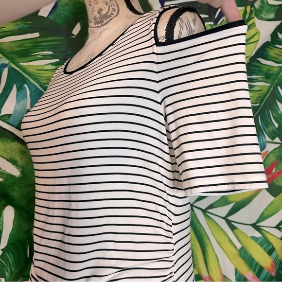 WHBM Women’s Medium White Black Cold Shoulder Cinched Waist Work Top - Picture 3 of 6